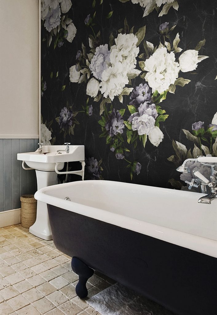 carta da parati per il bagno londonart al centro dell'arredamento ligure